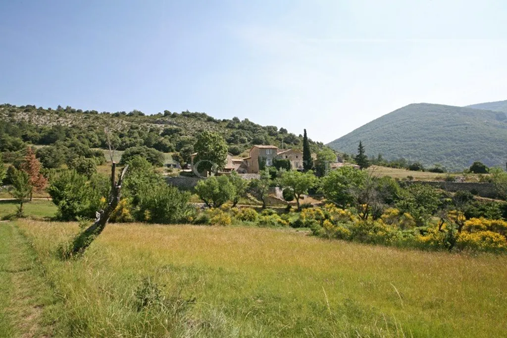 Superbe ensemble de bâtiments au coeur de + de 28 hectares  proche du mont Ventoux  