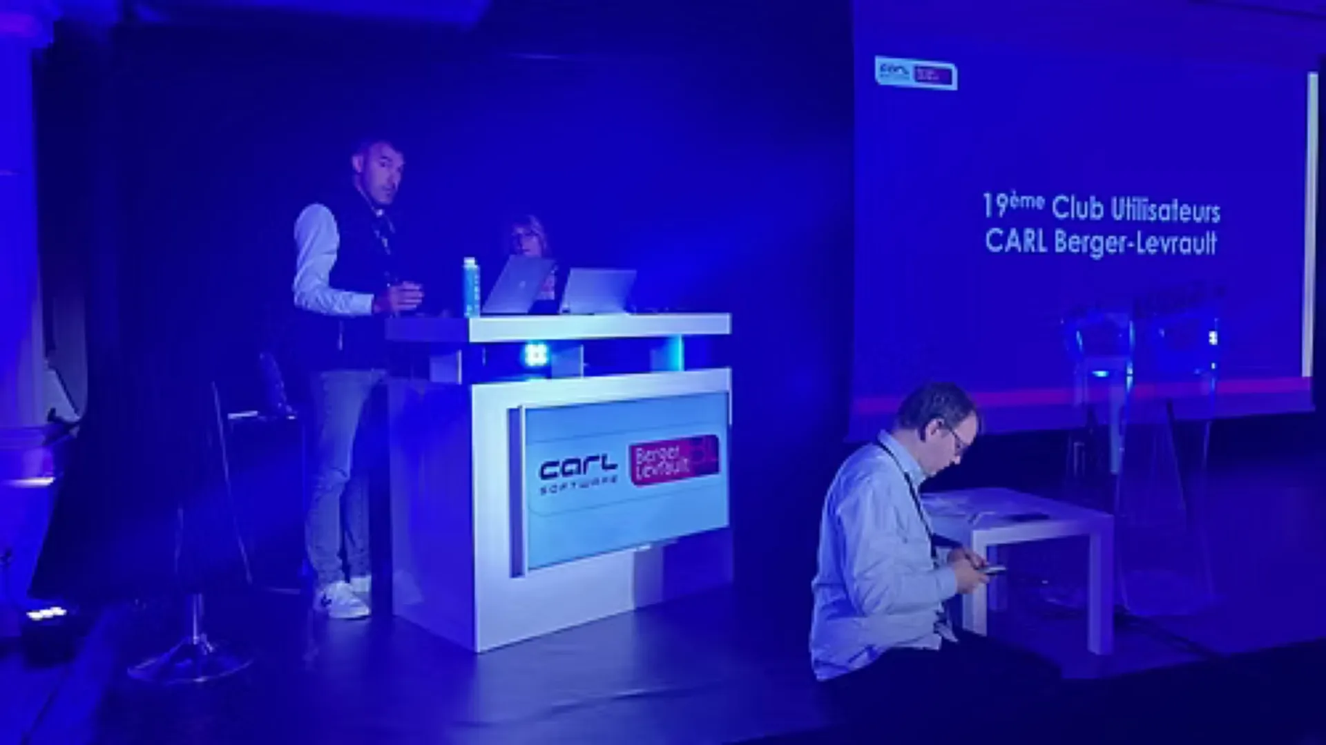 DESK BLANC AVEC ECRAN 43' 107CM DESK 1