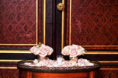 Organisation de mariage original et fleuri dans un Hôtel Particulier avec cour intérieure au centre de Paris