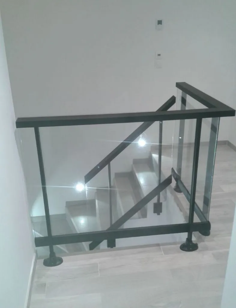 Garde corps vitrée en aluminium 9005 granité sur Chateauneuf les Martigues