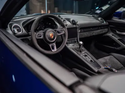 Protection des zones sensibles de la Porsche 718 Spyder avec film XPEL à Lorient.