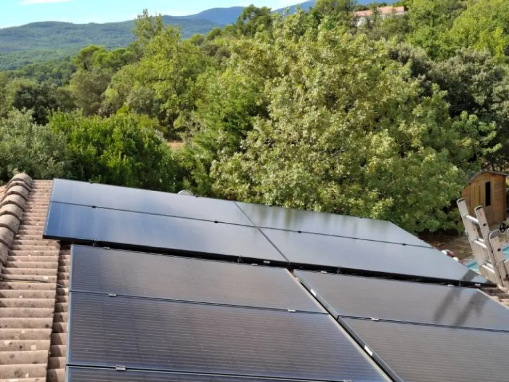 Pose de 4 panneaux photovoltaïques sur une toiture de maison dans le Var 