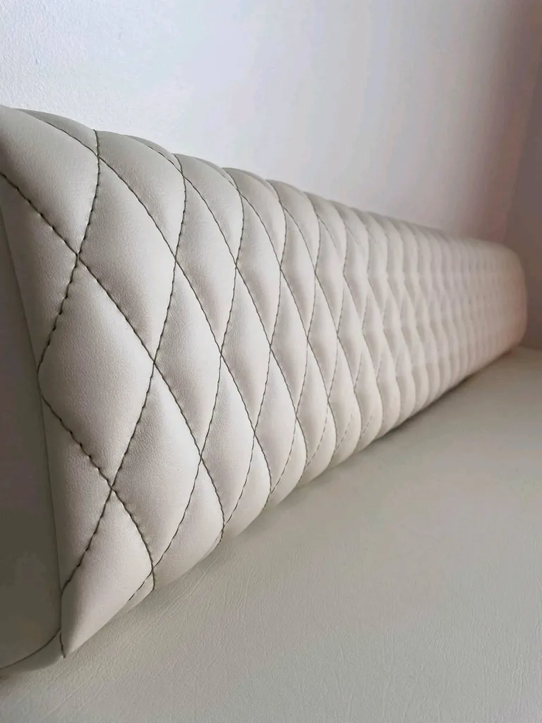 Création et rénovation de coussins de bateau en skaï blanc cassé sur Arcachon.