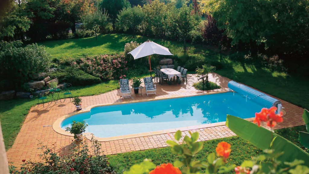 Créer une piscine familiale aux formes arrondies avec plage pavée pour une propriété à Aix-en-Provence et dans le Pays d’Aix