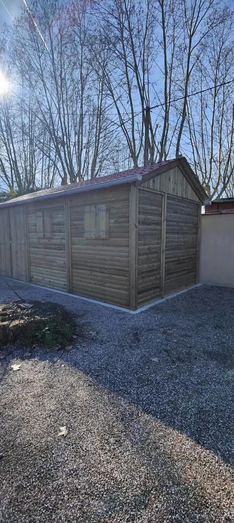 Fourniture et pose d’abri bois résineux traité classe 4 avec toiture acier à Bioule Tarn-et-Garonne