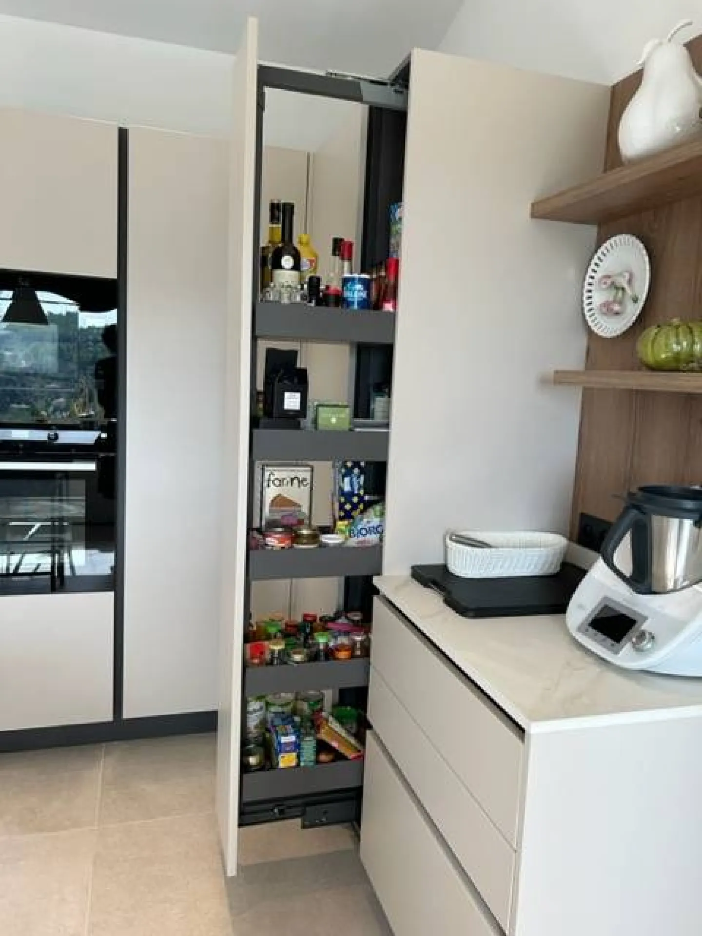 Installation d'une cuisine moderne de prestige ton naturel et bois à Cassis dans les Bouches du Rhône