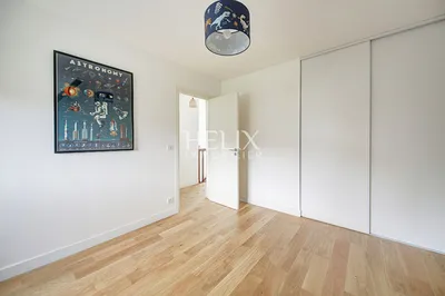En exclusivité Maison à vendre proche du Lycée international de Saint -Germain-en-Laye, une belle maison de 5 chambres avec un intérieur moderne.