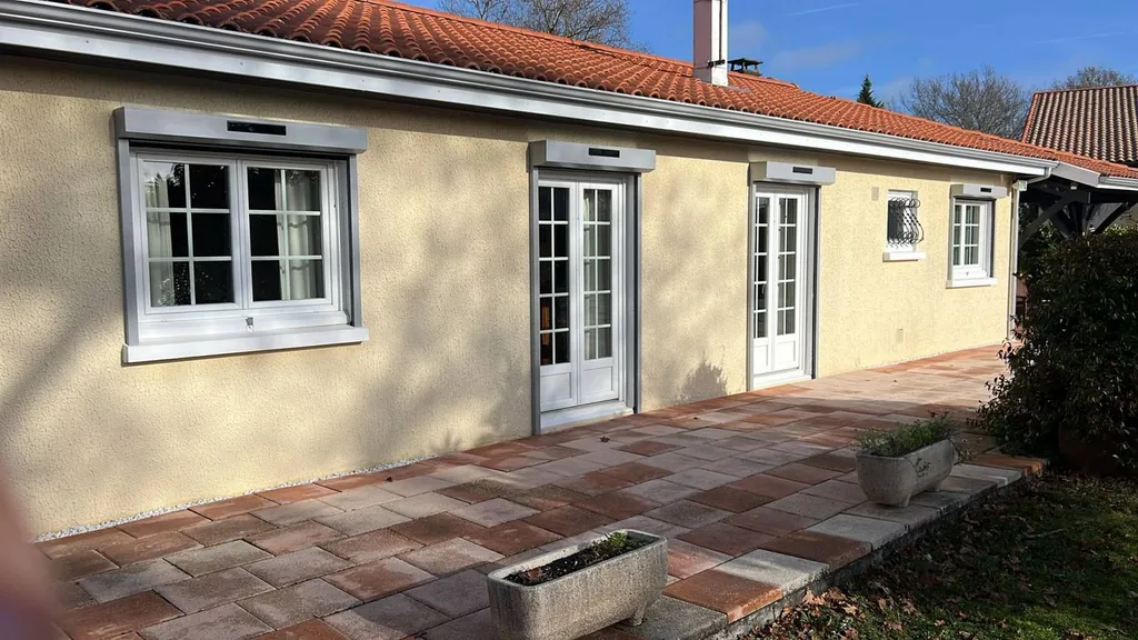 Après: volets roulants solaires sur mesure installés par notre équipe de pose sur la commune de Saint Jean d'Illac non loin de Bordeaux