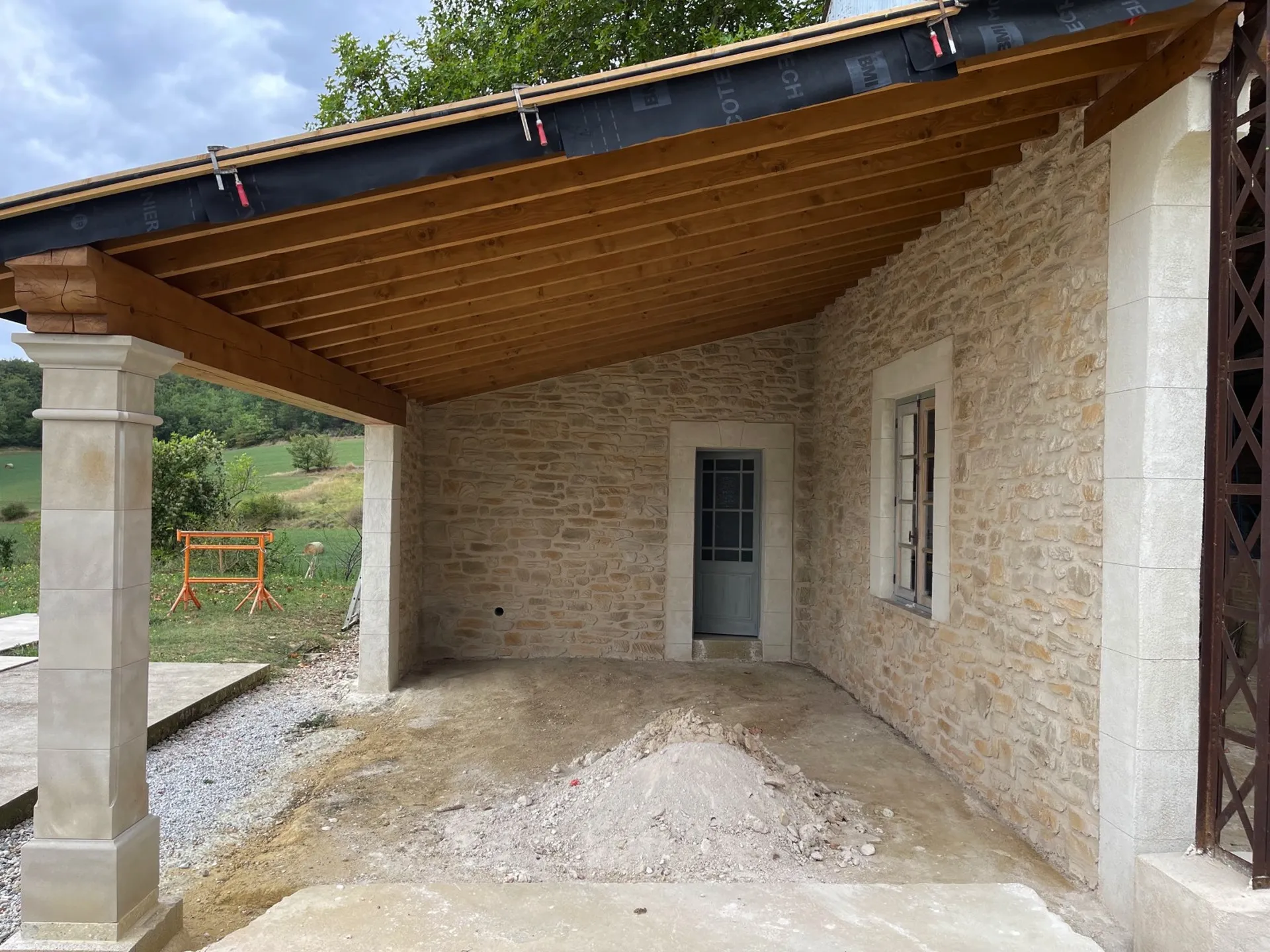 Décoration d’un Pool House avec un enduit à la chaux imitant la Pierre à Payra-sur-l’Hers dans l’Aude