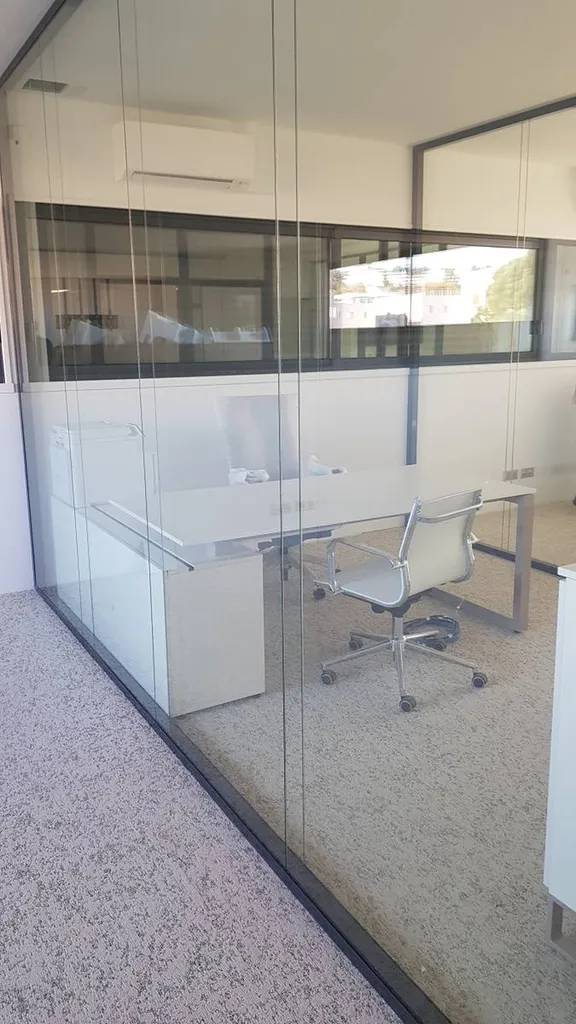 Fournisseur de cloisons amovibles vitrées bord à bord à Marseille