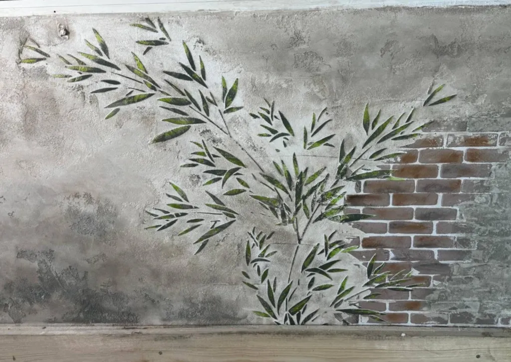 Fond en 1 couche d'ENDUIT CHAUX 000, ECO NAT, et motif en 1 couche d'ENDUIT CHAUX 000, patines réalisées en TERRA ACRYL