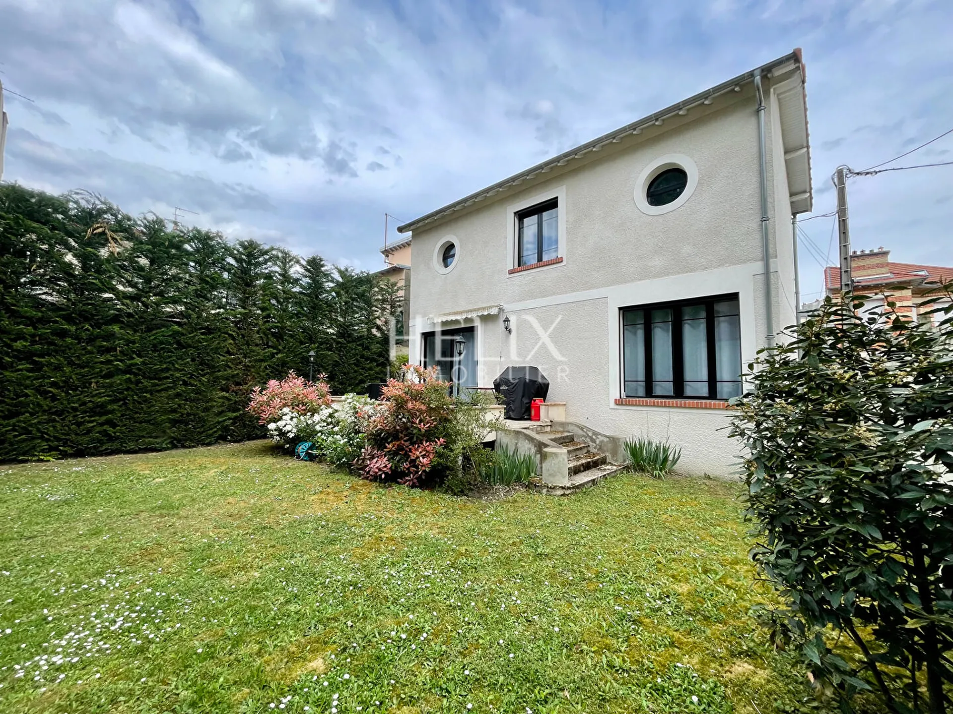 Location réalisée par l'agence HELIX Immobilier du Vesinet, Une charmante maison de 6 pièces principales en plein coeur du centre ville du Vésinet