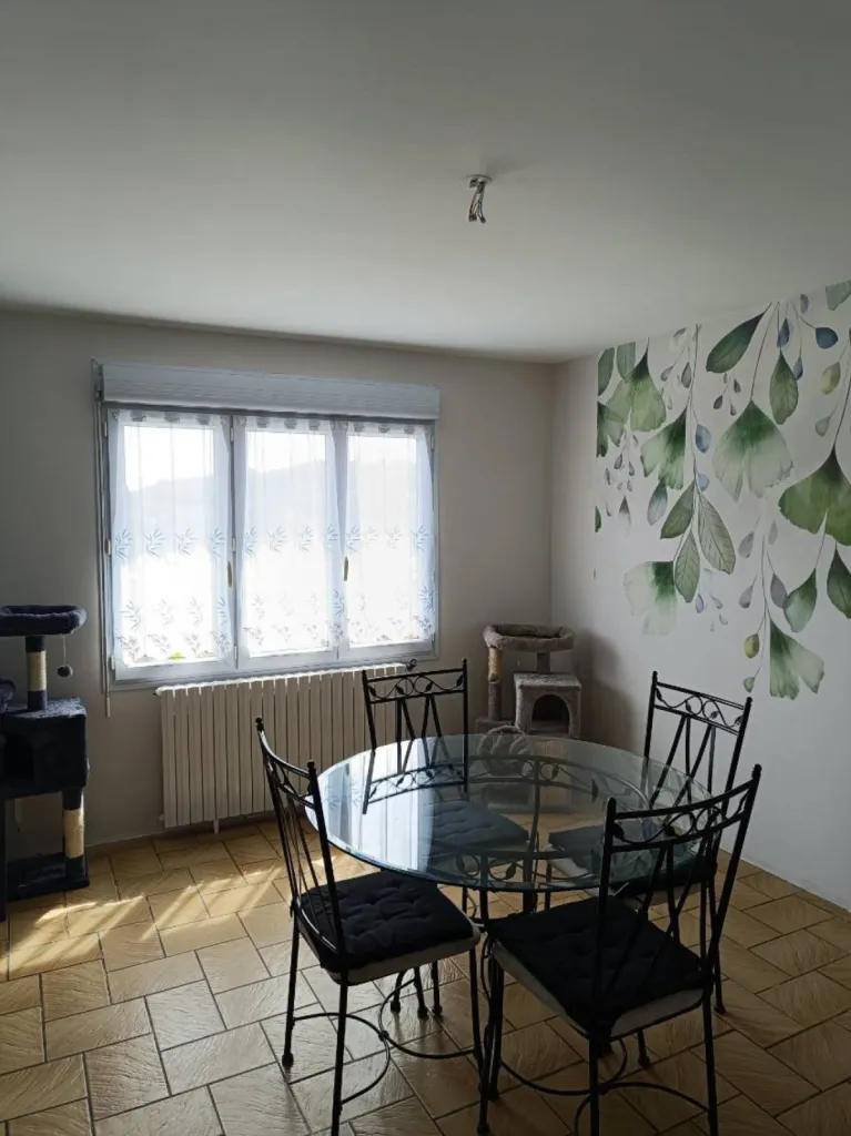 Peinture blanche et papier peint floral