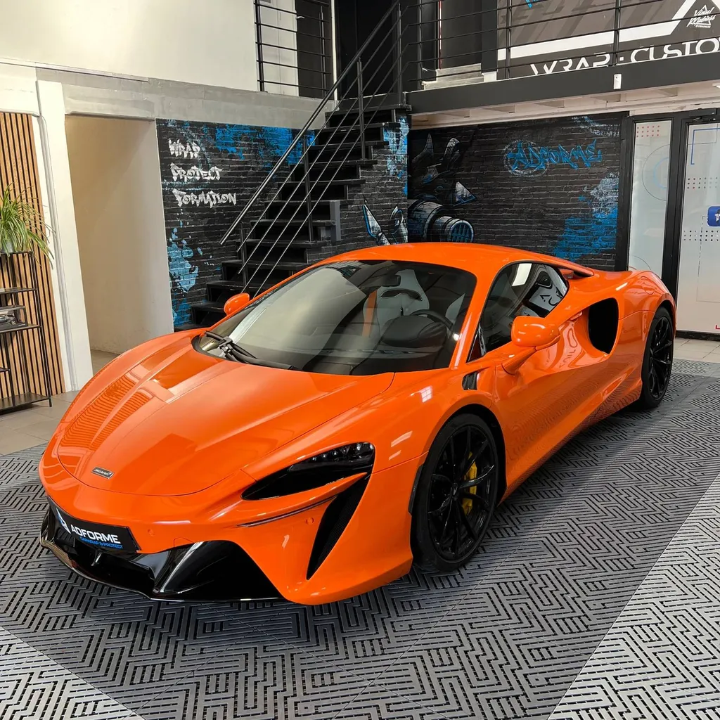 McLaren Artura Covering