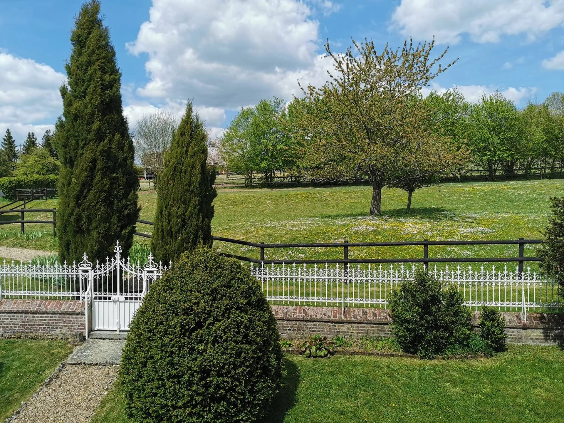 En vente propriété pleine de charme et sa maison d'amis dans la vallée de l'orbiquet