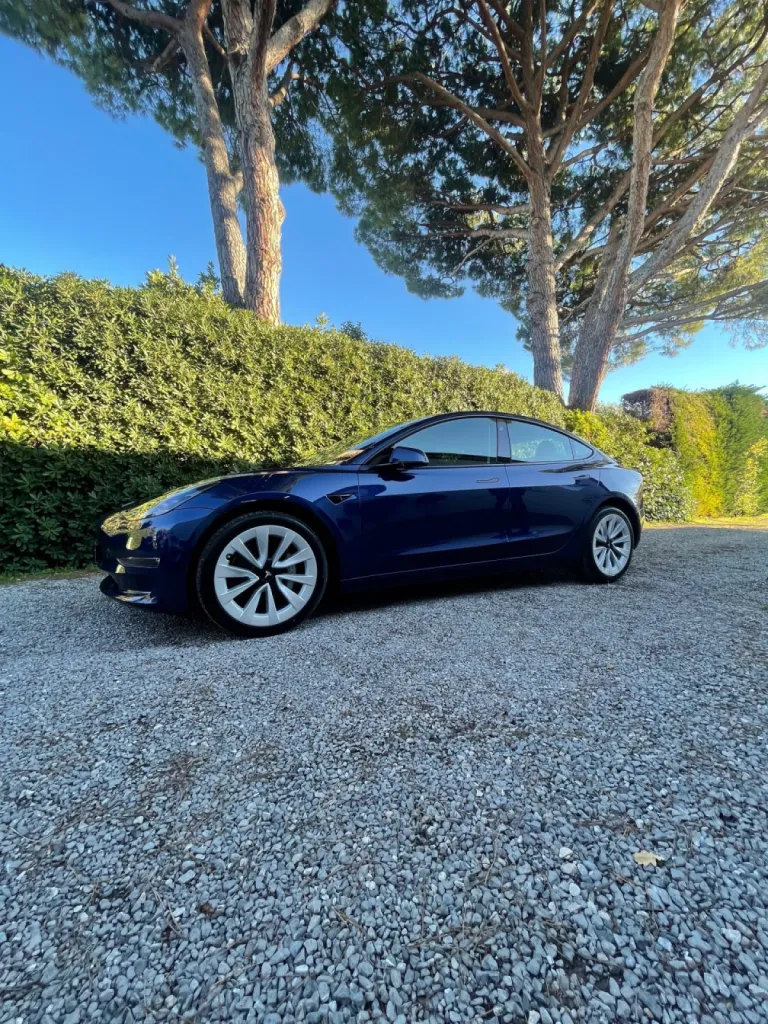 Pose d'un film de protection transparent sur cette Tesla Model 3 à Cannes 06