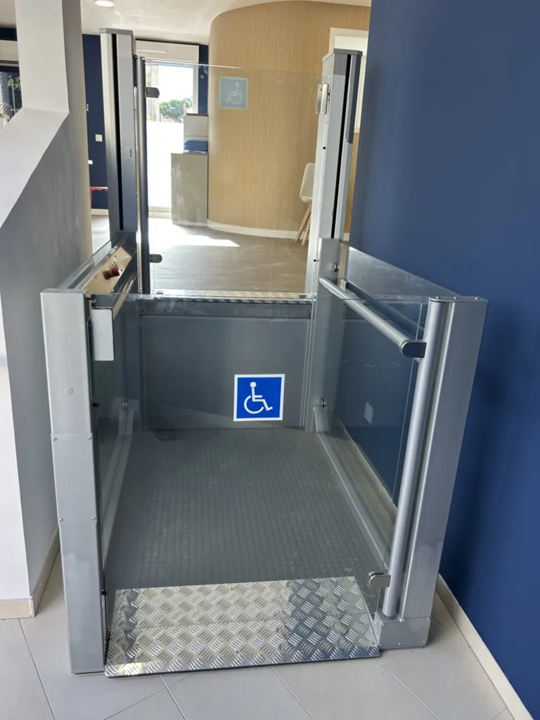 Charge utile de 400 kgs pour cette plateforme verticale Barduva RB150 au centre médical de Gardanne