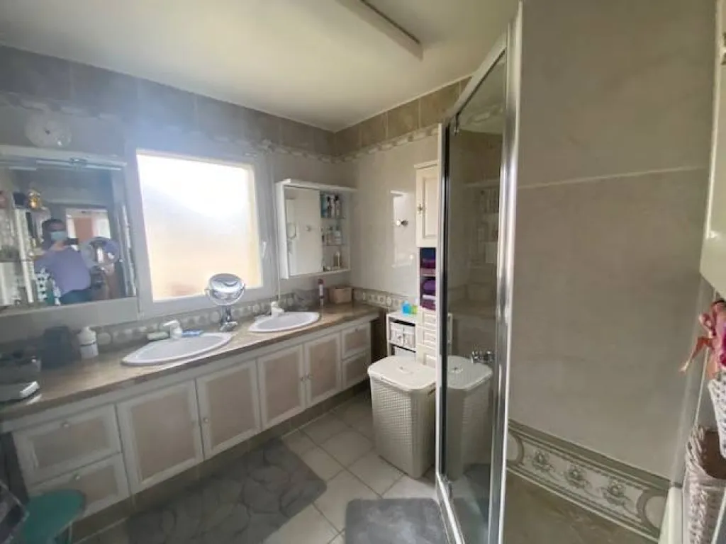 cette maison dispose d'une belle salle de bains et deux WC