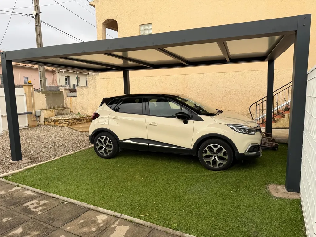 Installation d’un carport en aluminium gris RAL 7016 avec toit blanc par RG HABITAT à Lézignan-la-Cèbe dans l'Hérault