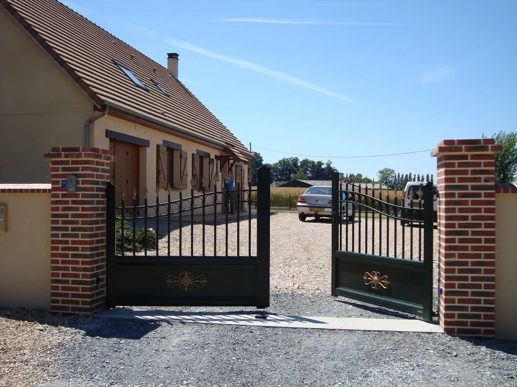 Pose de Portail Battant Rétro Sur-Mesure, Portail Motorisé en Acier et Aluminium au Havre en Seine-Maritime 76