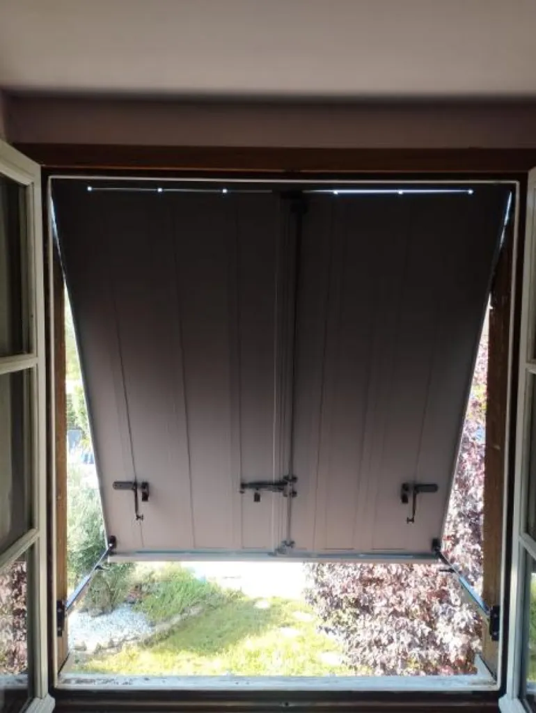 Installation de persiennes repliables en aluminium ORPHEE à Longvic en Côte d'Or