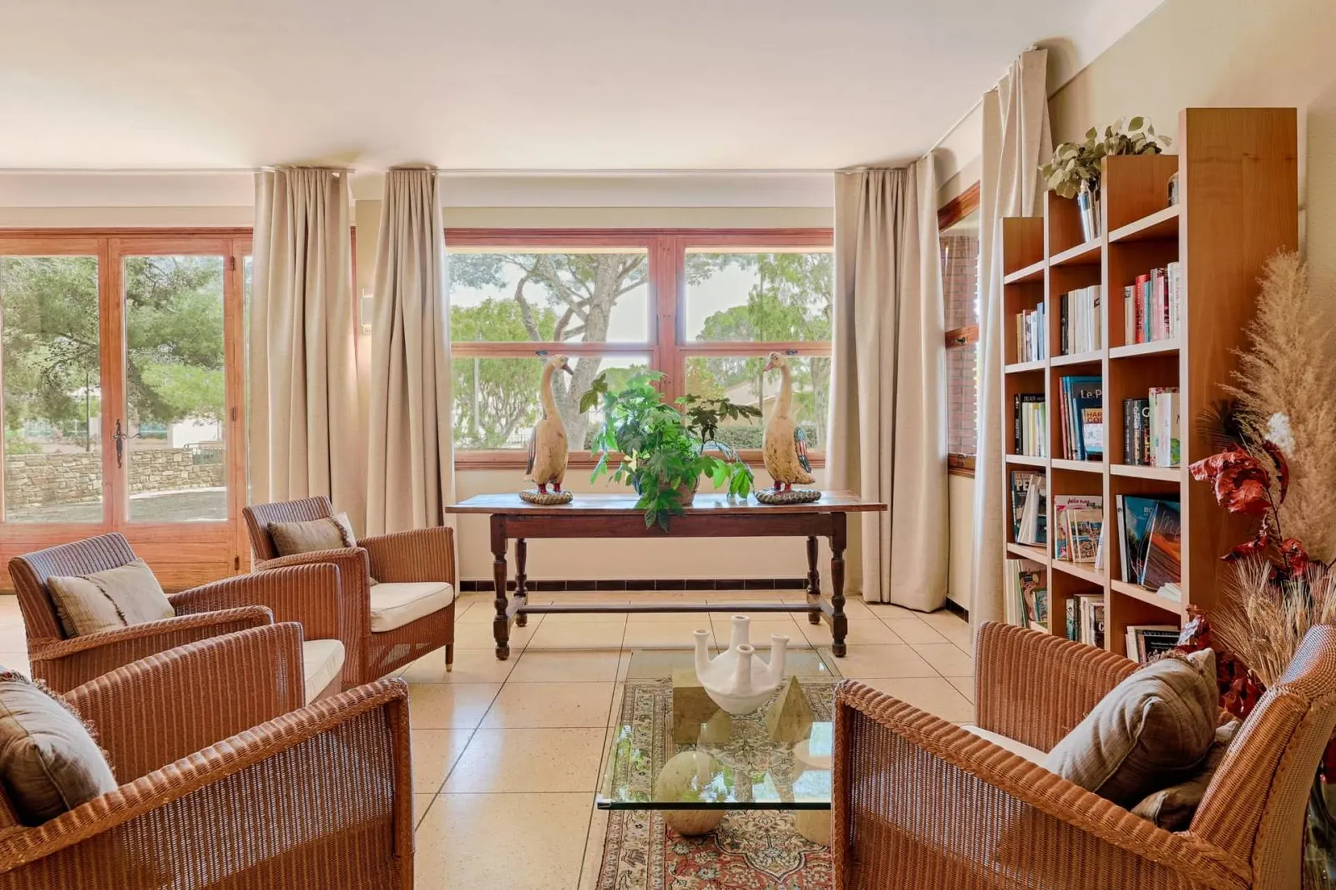 Salon, bibliothèque, un lieu au calme pour se détendre ou télétravailler. Hôtel De La Plage - HDLP de Bormes Les Mimosas (Var 83) proche du Lavandou et La Londe