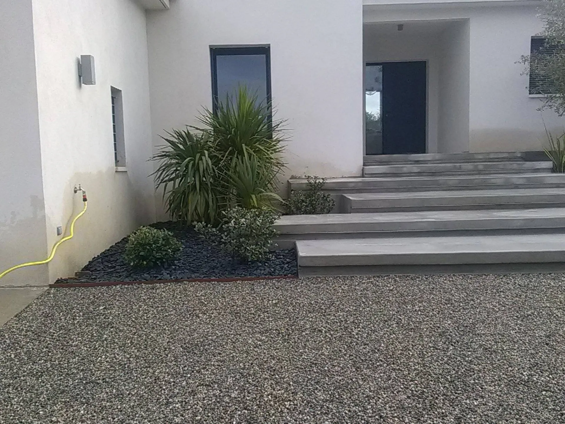 Paysagiste pour aménagement de massif dans un jardin a Cabriès