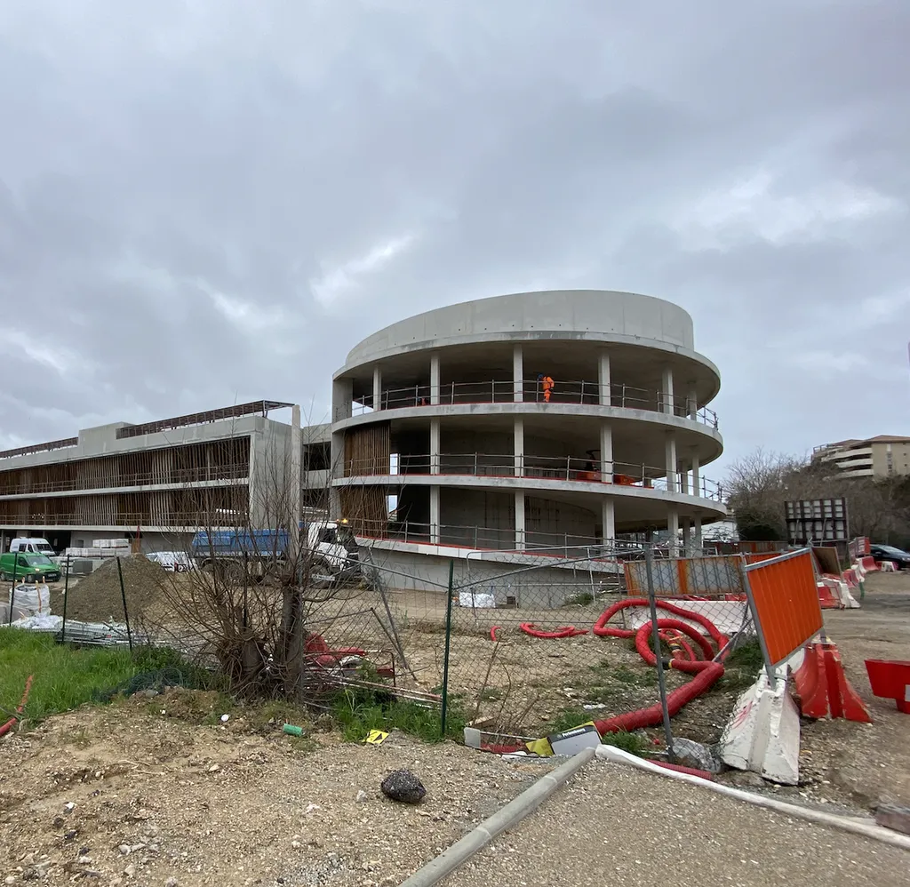 Installation d’une vidéosurveillance temporaire OMVC200 renforcée avec caméras, sirènes et badges pour parking à Marseille 12e 13012
