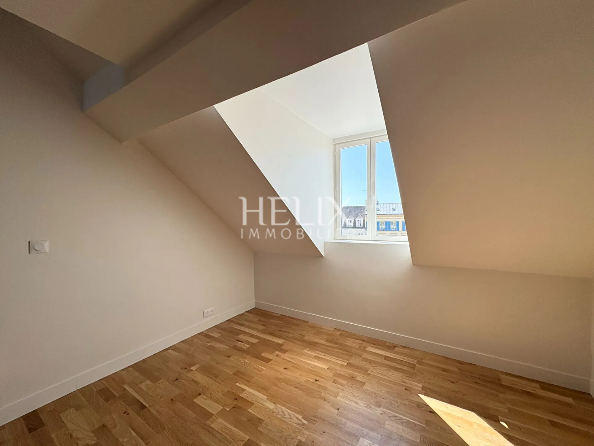 Idéal investisseur , un pied à terre à Saint Germain en Laye, un bel appartement entièrement refait à neuf situé au 4ème et dernier étage d'un immeuble ancien Place du marché, calme et tranquillité.