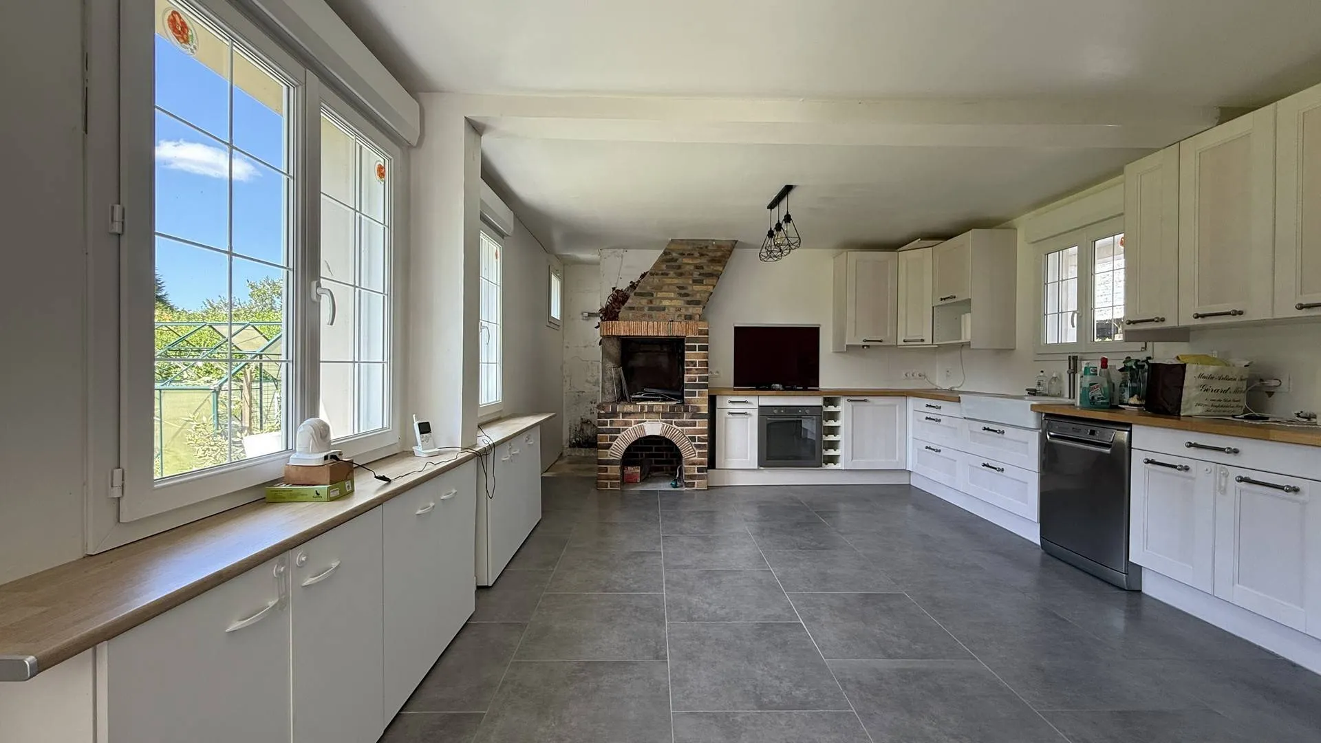 Achat de maison avec gîte à vendre : Logement indépendant 57 m² (rénové 2014) loué 560 €/mois — revenu locatif immédiat.