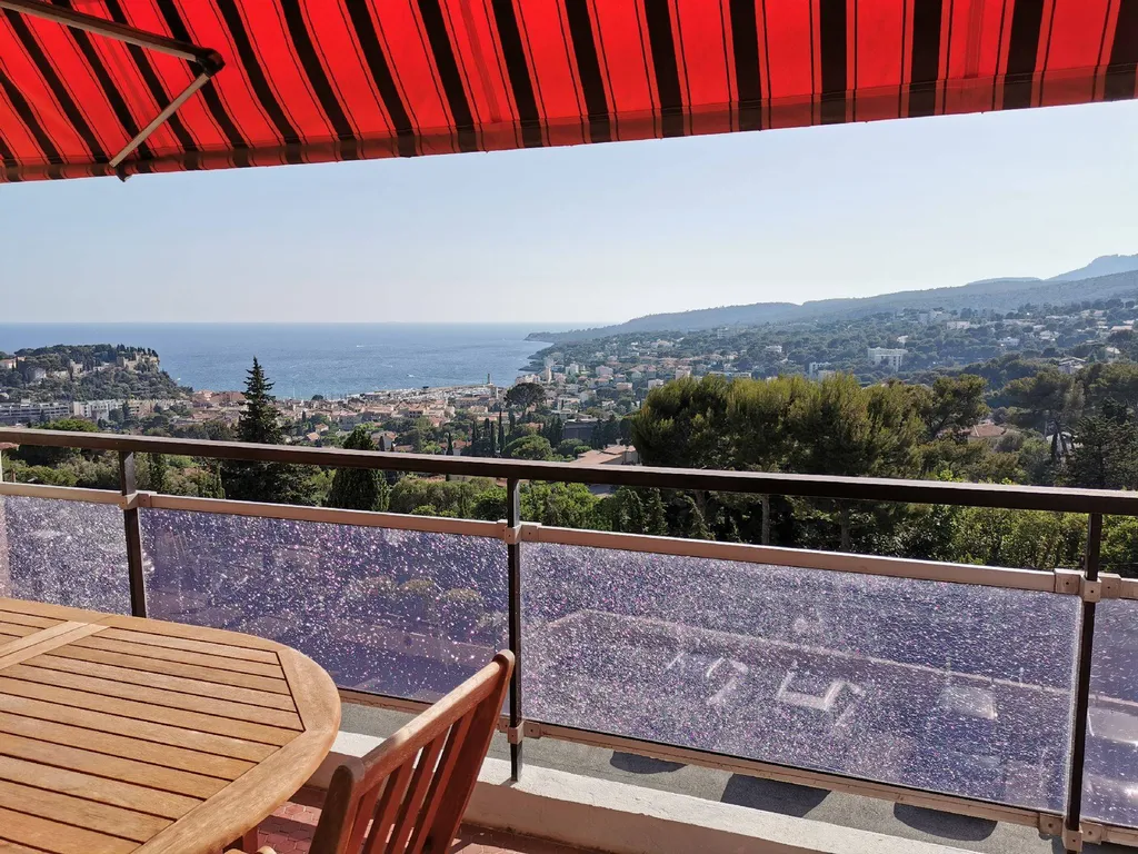 Appartement T2 Cassis avec terrasse vue panoramique baie dans résidence de standing sécurisée avec piscine, parking et ascenseur 
