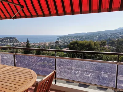 Appartement T2 Cassis avec terrasse vue panoramique baie dans résidence de standing sécurisée avec piscine, parking et ascenseur 