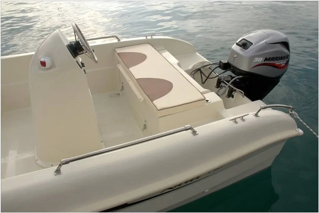 Bateau à moteur sans permis à louer dans le Var 