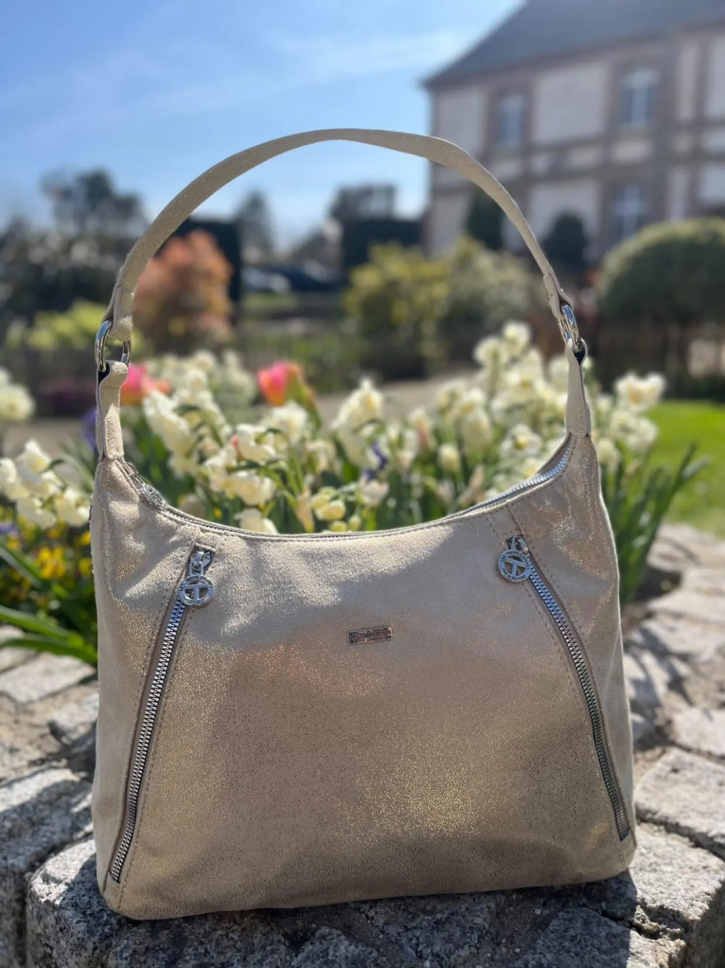 Sac Les Tropeziennes beige scintillant disponible chez Evasion Eu