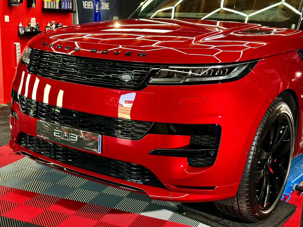 Polissage rénovation carrosserie spécialiste du traitement céramique sur lyon Range Rover sport 