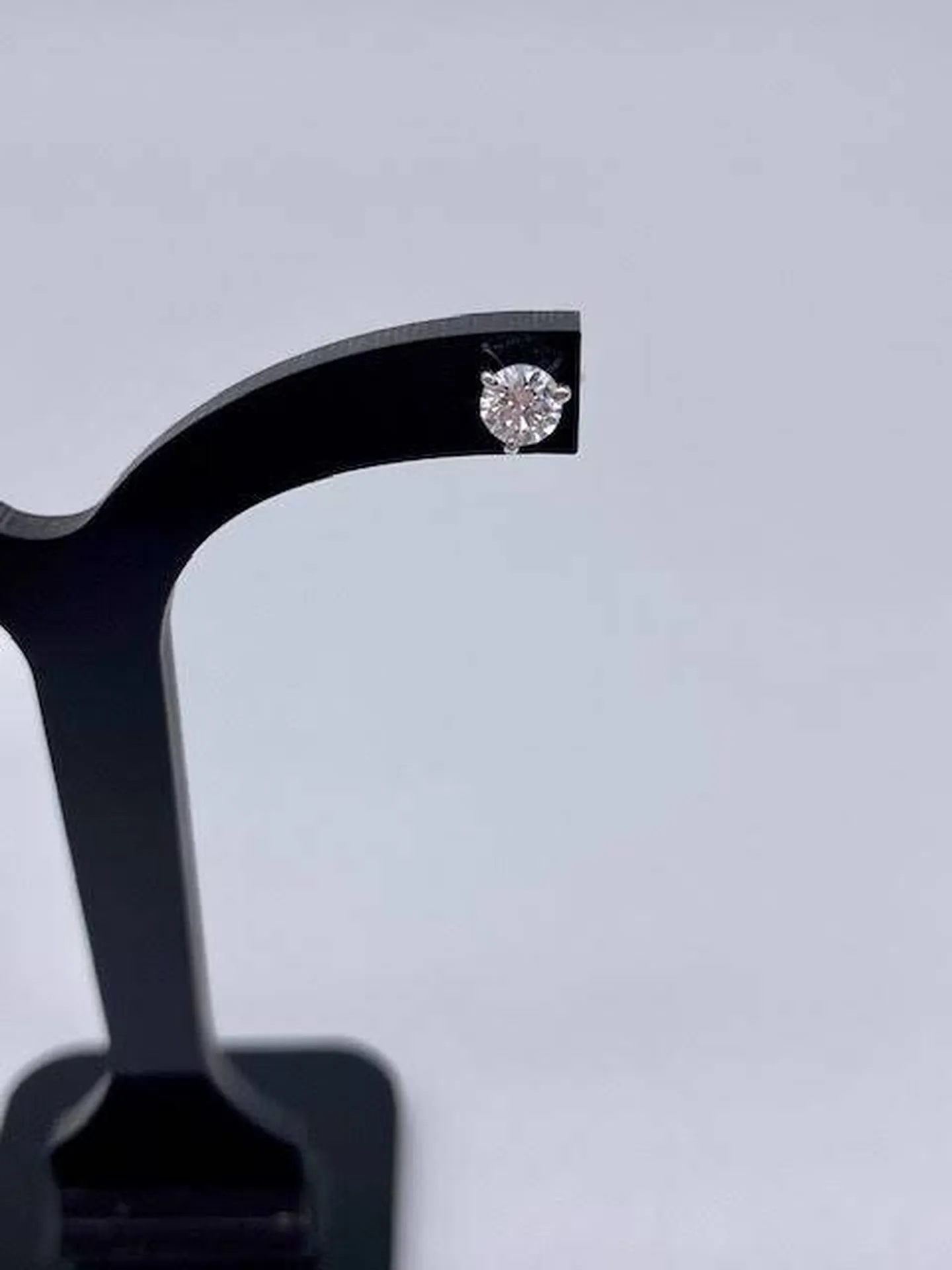 boucles d'oreilles clou diamants sur or blanc 750/1000ème en dépôt vente chez la bijouterie or Ligne à La Teste de Buch près de Bordeaux