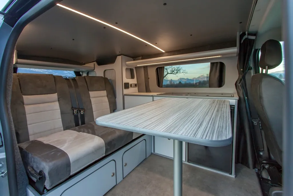 Aménagement intérieur sur-mesure van Peugeot Expert Medium à Chambéry en Savoie avec mobilier blanc laqué mat et plan de travail bois flotté