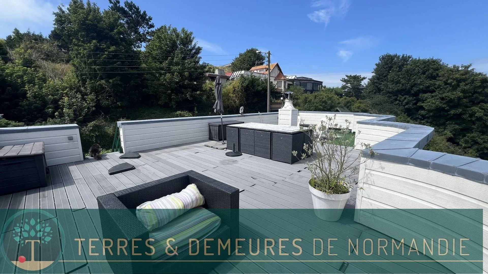 Maison d’architecte 131,5m² avec roof-top et vue panoramique mer, 4 gîtes, annexe à rénover, chalet et garages, idéale chambres d’hôtes au Tréport 76470.