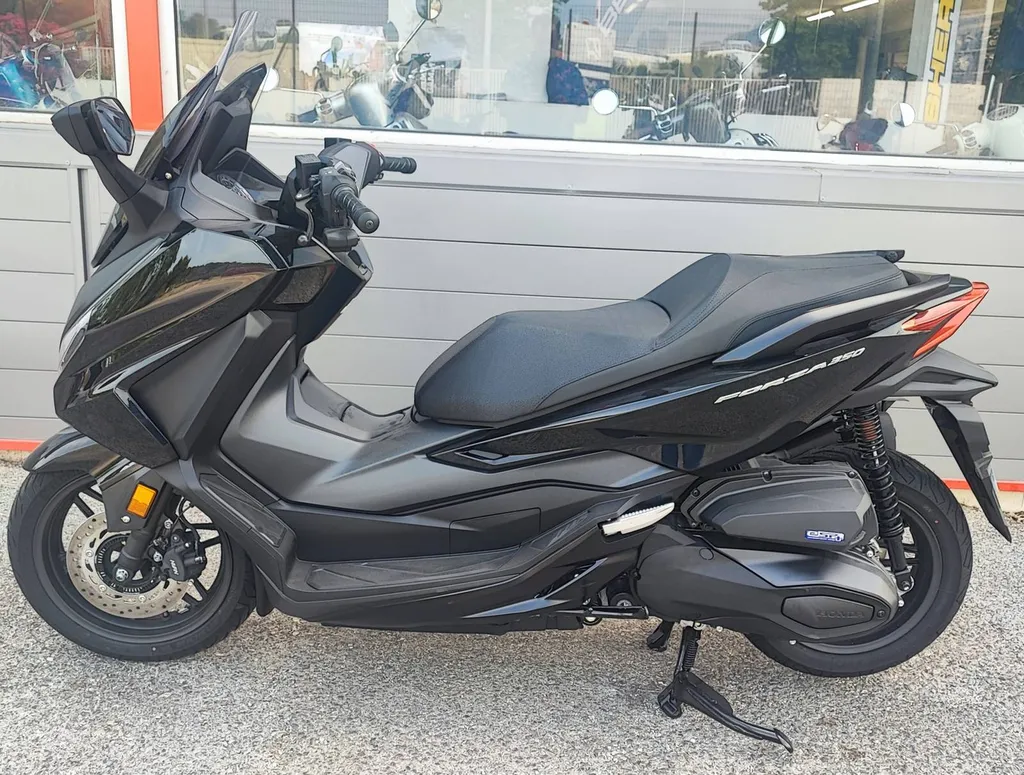 HONDA FORZA 350 DU 05/2025 AVEC 500 KM.
