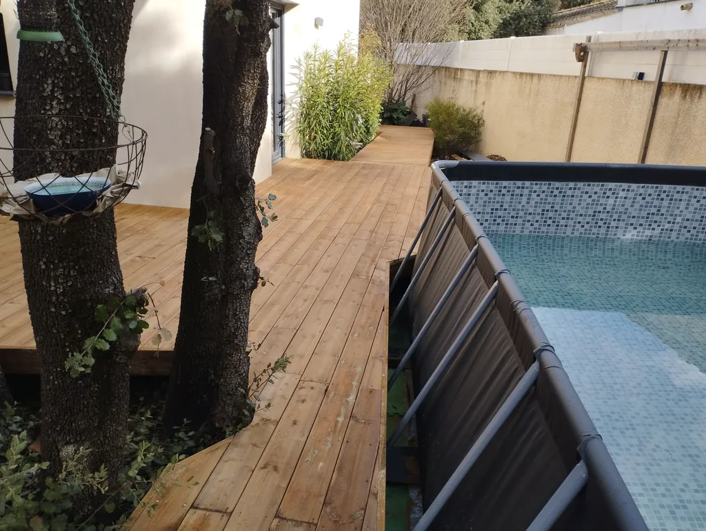 contour de piscine en pin autoclave cl4 a coter de Montpellier 