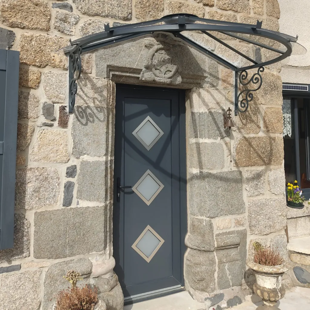 Pose d'une porte d'entrée en aluminium et d'une marquise avec panneaux polycarbonate à Mornant près de Givors (69) par 3 Baies