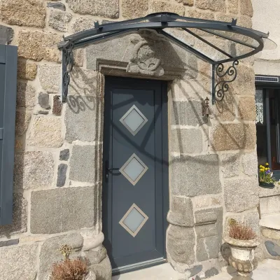 Pose d'une porte d'entrée en aluminium et d'une marquise avec panneaux polycarbonate à Mornant près de Givors (69) par 3 Baies