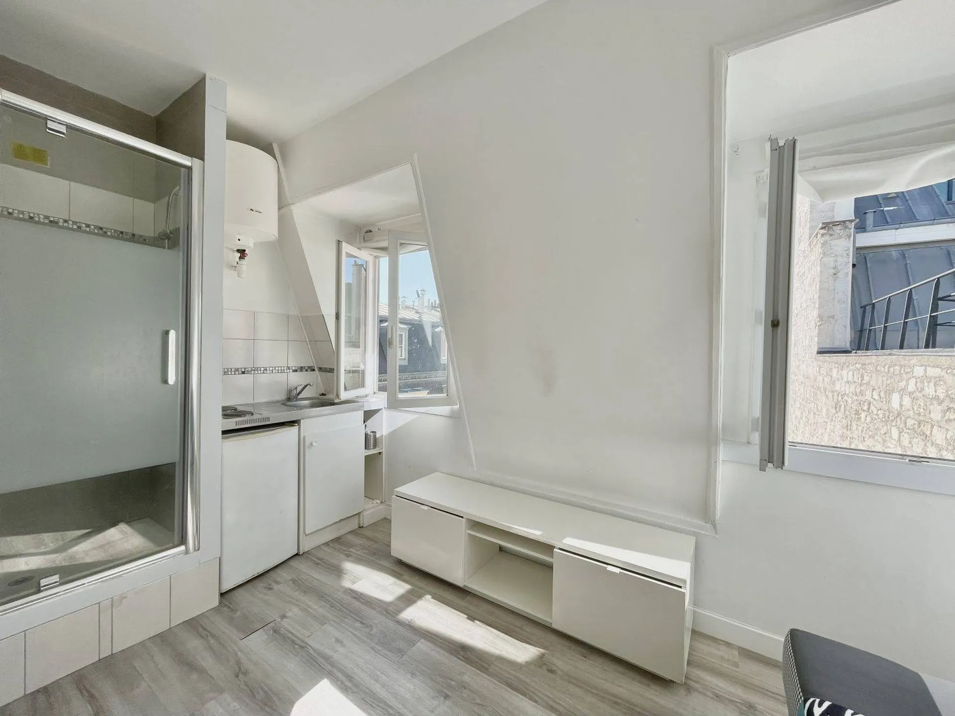 studette dernier étage 75008