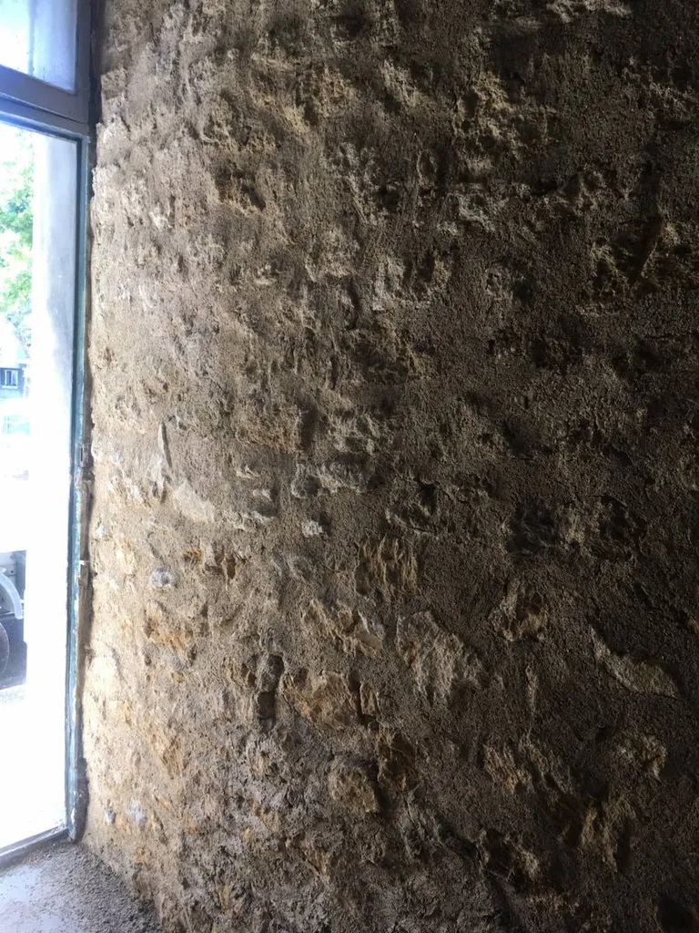 Réalisation d'un jointoiement beurré d'un mur en pierre à Salon de Provence