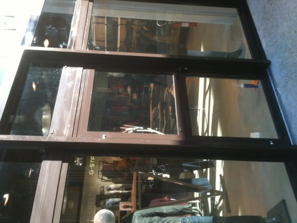 Devanture de magasin en menuiserie alu près de Marseille