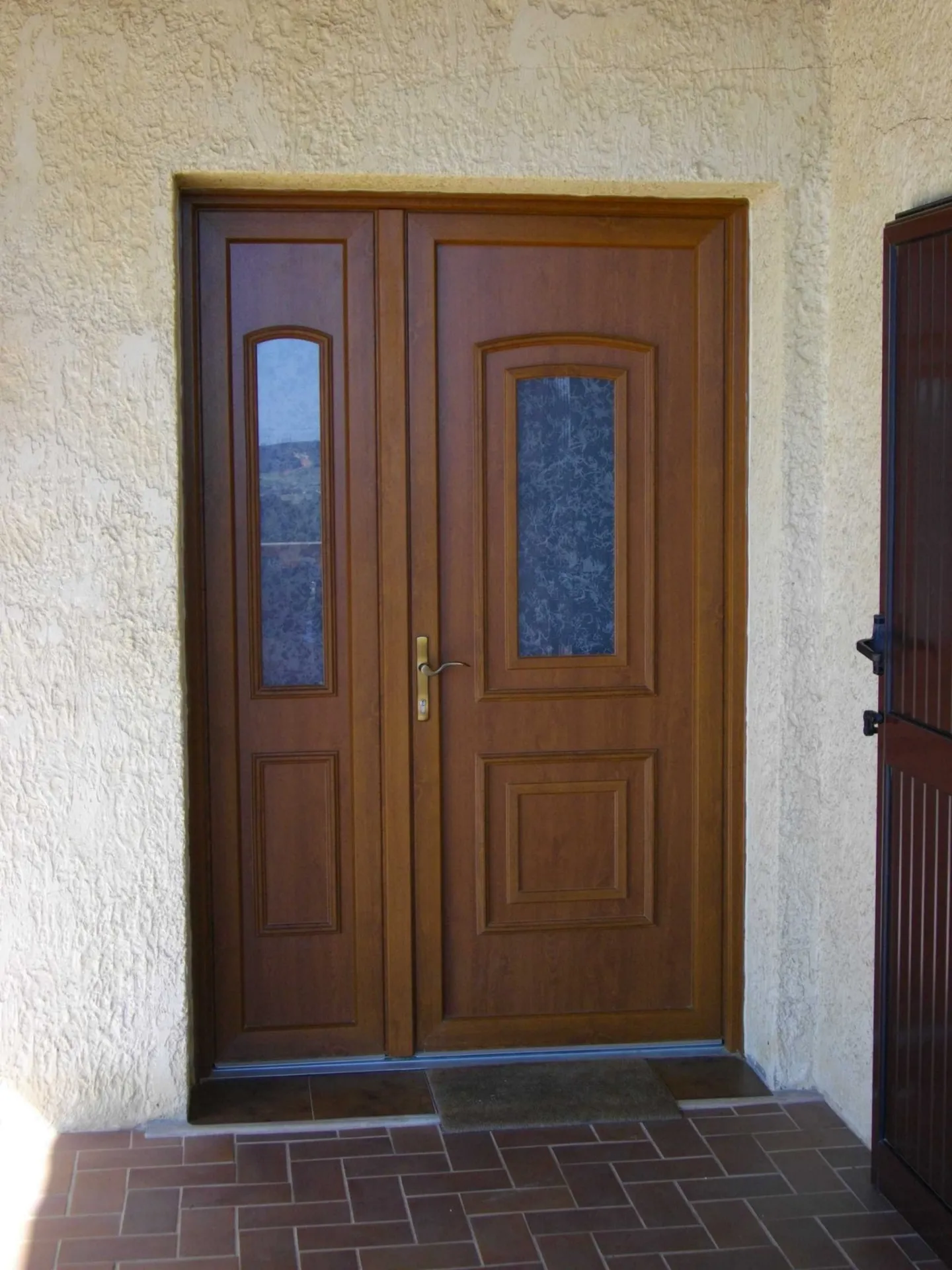 Porte d'entrée PVC sur mesure en rénovation posé par Alu Vigouroux