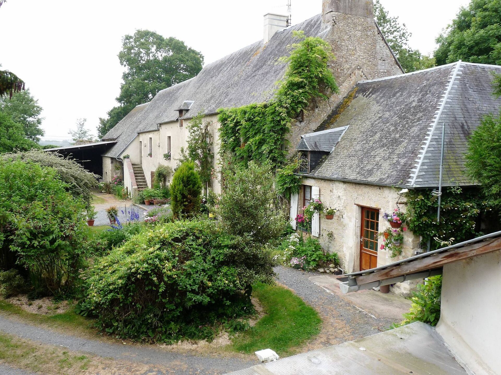 A la vente Ancien Corps de Ferme dans un cadre verdroyant au calme d'environ 7199 m² dans la région de Bayeux 14400