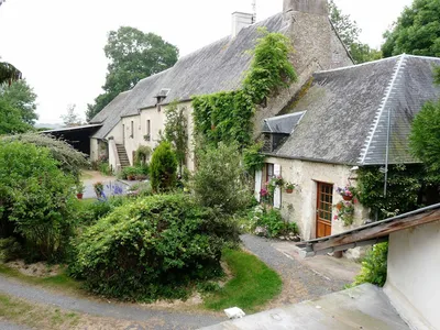 A la vente Ancien Corps de Ferme dans un cadre verdroyant au calme d'environ 7199 m² dans la région de Bayeux 14400