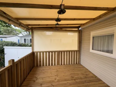 Pose d’un store dans un mobil-home à Biscarosse