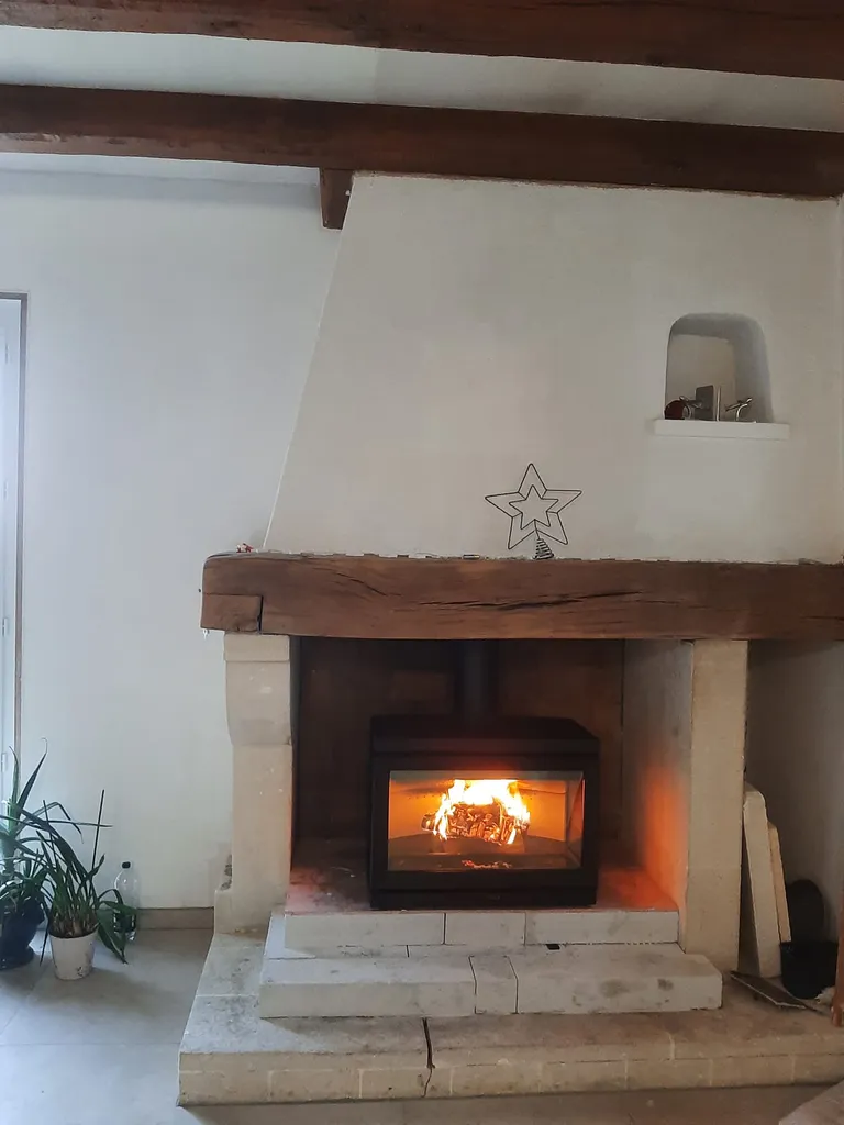Jøtul F620 LB dans une cheminée en pierre existante avec poutre en bois à Montéléger dans la Drôme